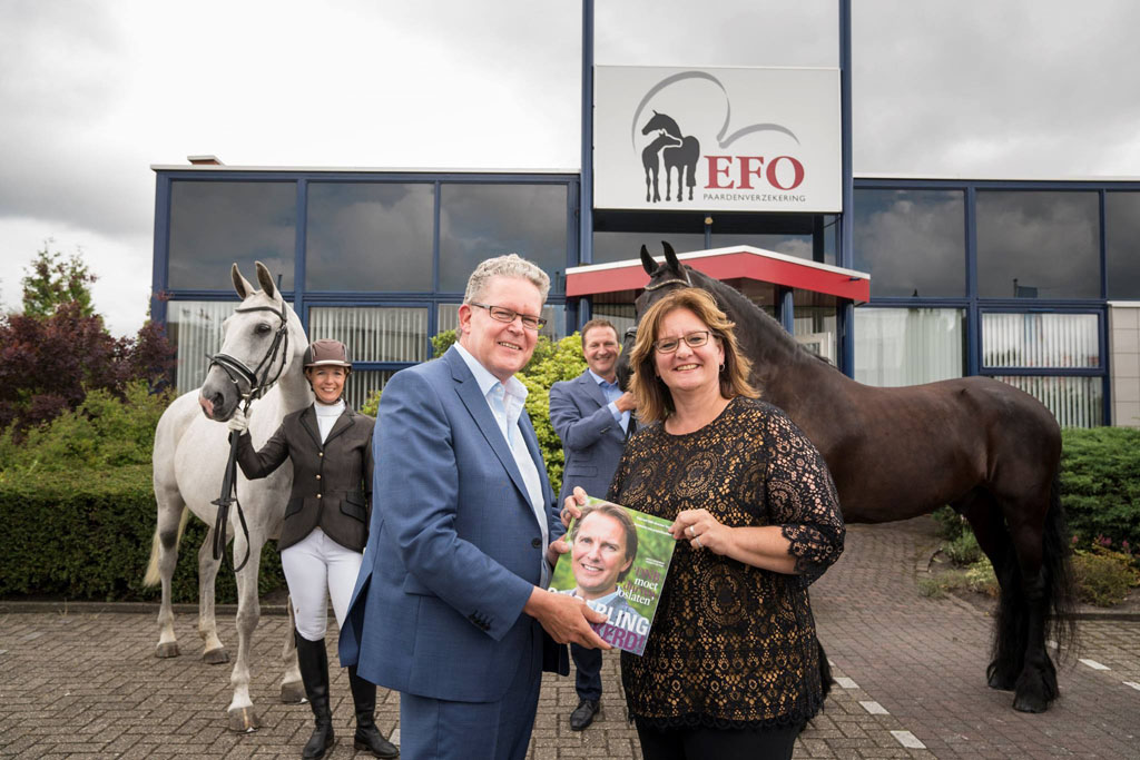 Rianne Sibma bij overhandiging rapport Onderling verzekerd bij EFO Paardenverzekeringen
