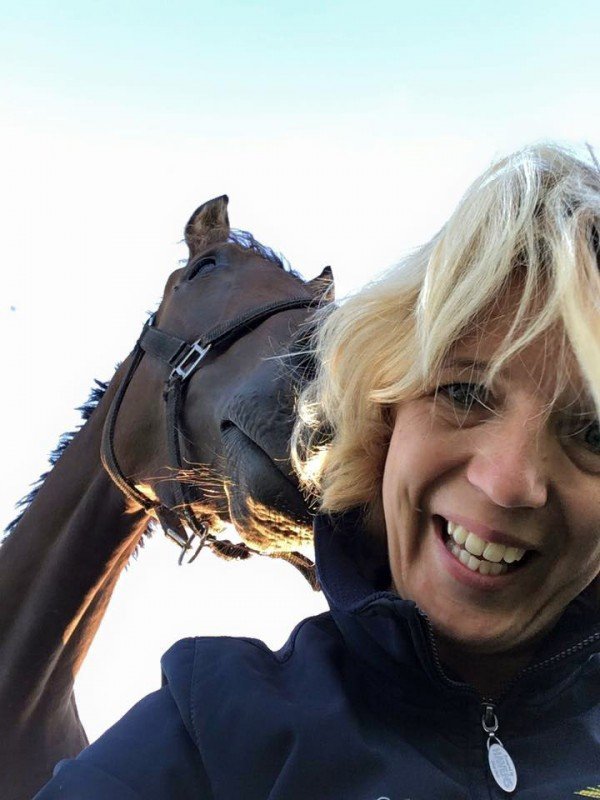 Rianne Sibma met paard in de avondzon, Rottum