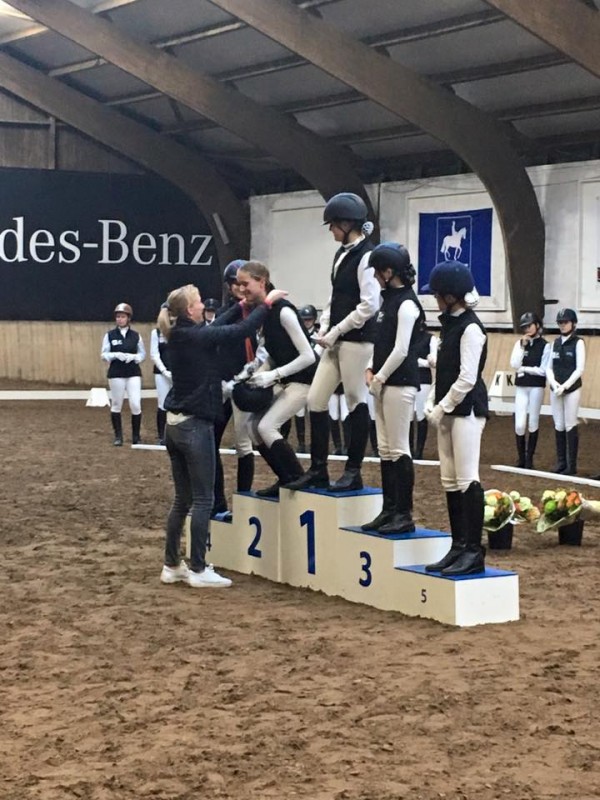 Isa Kramer en Marit Dotinga van Stal Sibma succesvol bij Zitcompetitie Manege Zwolle Isa Kramer en Marit Dotinga van Stal Sibma succesvol bij Zitcompetitie Manege Zwolle